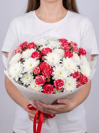 Сборный букет из 4 кустовых роз и 3 хризантем