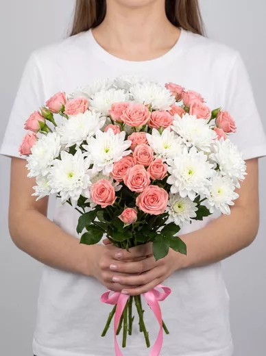 Сборный букет из 4 хризантем и 3 кустовых роз