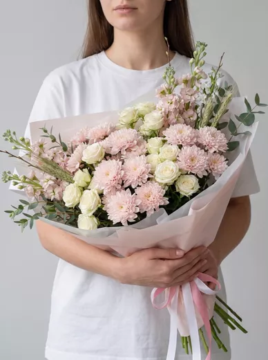 Сборный букет из 6 кустовых роз и 5 хризантем