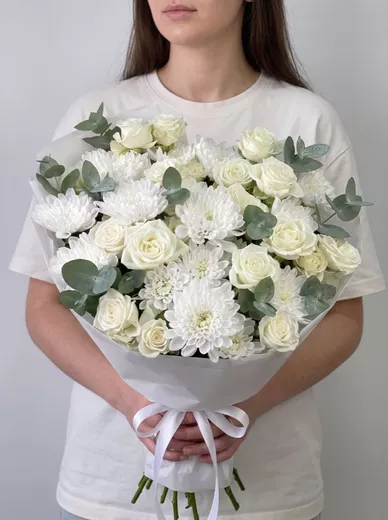 Сборный букет из 5 кустовых роз и 4 хризантем