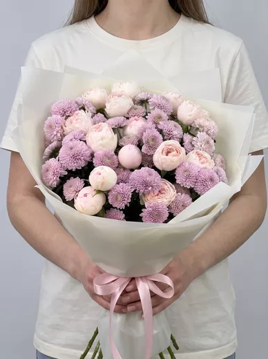 Сборный букет из 8 хризантем и 5 кустовых роз