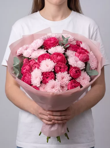 Сборный букет из 7 кустовых роз и 5 хризантем