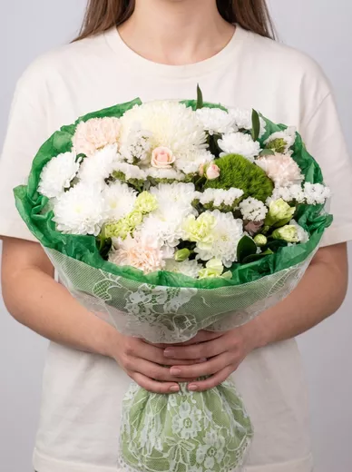 Сборный букет из 6 диантусов, 3 хризантем и 1 кустовой розы