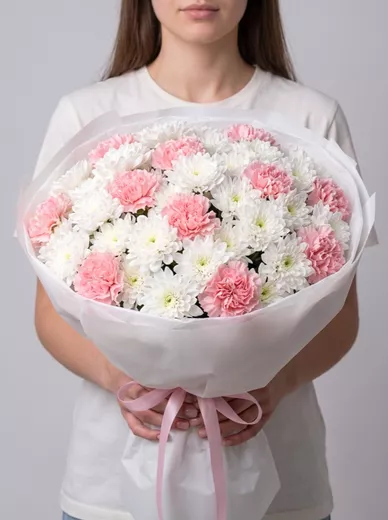 Сборный букет из 10 диантусов и 7 хризантем