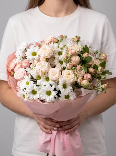 Сборный букет из 5 хризантем и 4 кустовых роз