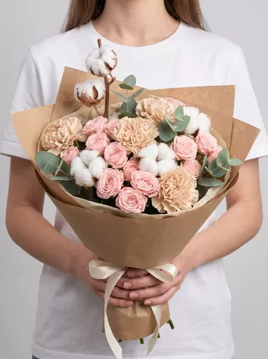 Сборный букет из 5 диантусов и 4 кустовых роз
