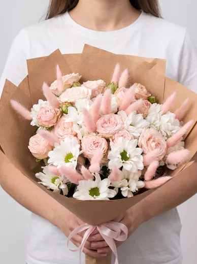 Сборный букет из 3 кустовых роз и 3 хризантем