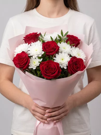 Сборный букет из 5 роз и 2 хризантем