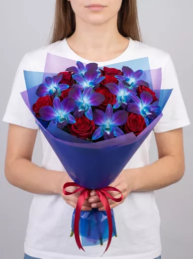 Сборный букет из 9 роз и 8 орхидей