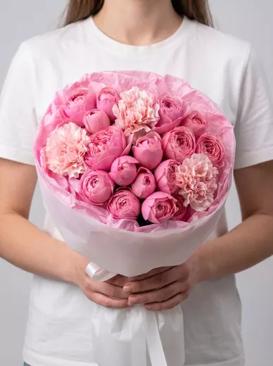 Сборный букет из 5 кустовых роз и 3 диантусов