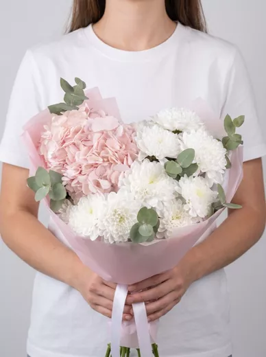 Сборный букет из 2 хризантем и 1 гортензии