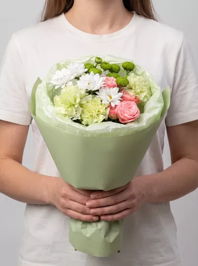 Сборный букет из 3 диантусов, 2 хризантем и 1 кустовой розы