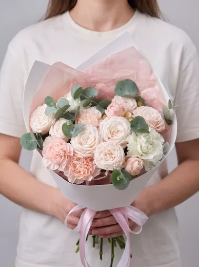 Сборный букет из 5 диантусов и 2 пионовидных роз