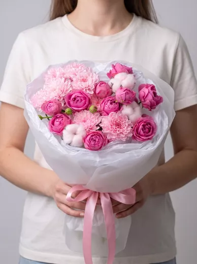Сборный букет из 3 пионовидных роз и 2 хризантем