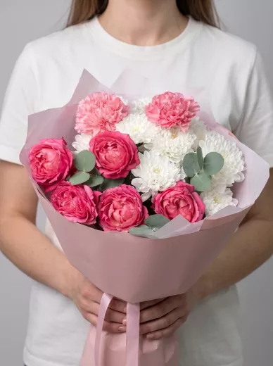 Сборный букет из 2 хризантем, 2 диантусов и 1 кустовой розы