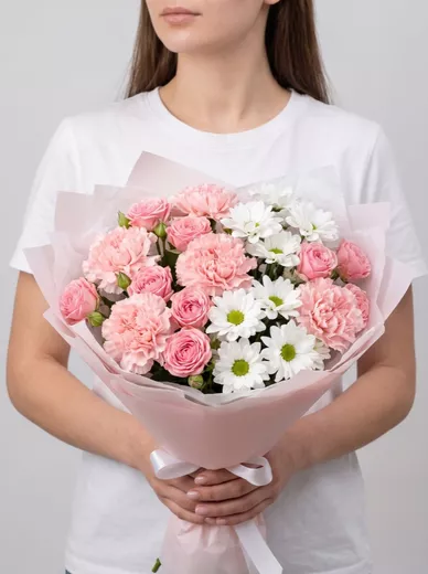 Сборный букет из 5 диантусов, 5 роз и 4 хризантем