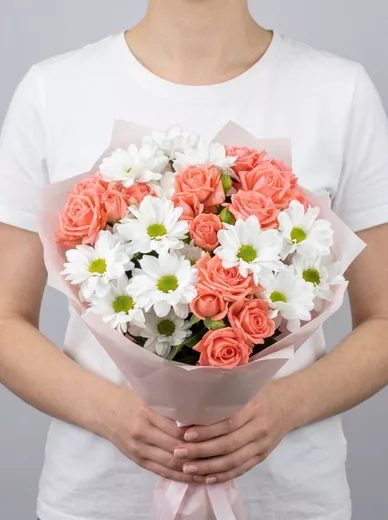 Сборный букет из 6 кустовых роз и 3 хризантем