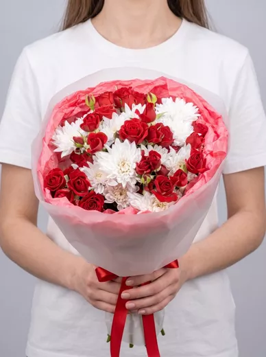 Сборный букет из 6 кустовых роз и 3 хризантем