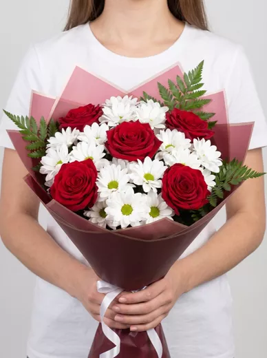 Сборный букет из 5 роз и 4 хризантем