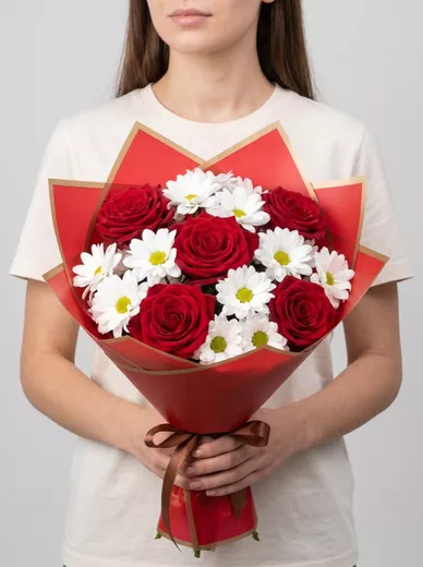 Сборный букет из 5 роз и 4 хризантем