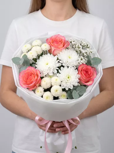 Сборный букет из 4 хризантем и 3 роз