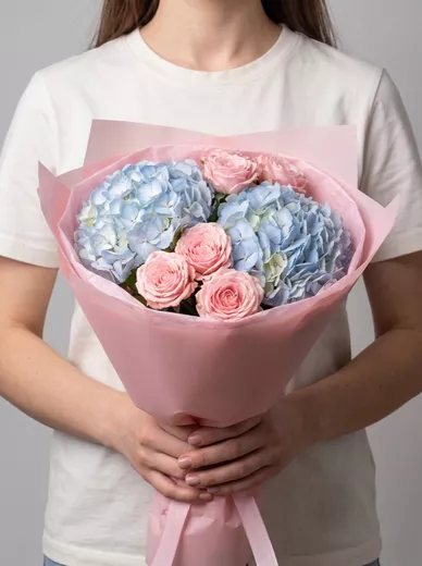 Сборный букет из 3 кустовых роз и 2 гортензий