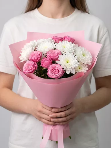 Сборный букет из 4 кустовых роз и 3 хризантем