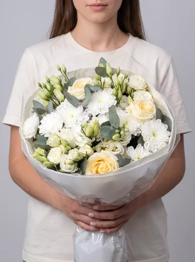Сборный букет из 4 эустом, 3 хризантем, 3 пионовидных роз и 2 кустовых роз