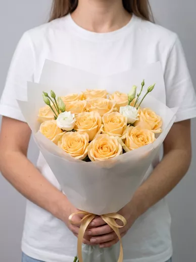 Сборный букет из 15 роз и 2 эустом