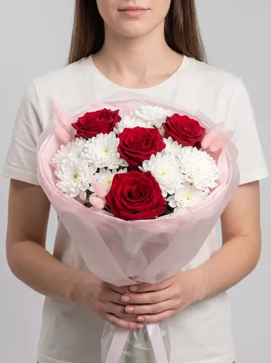 Сборный букет из 4 роз и 3 хризантем