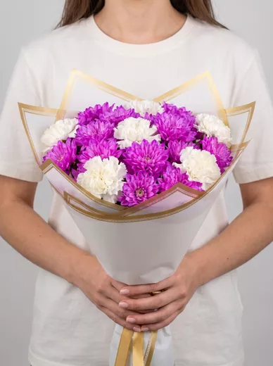 Сборный букет из 17 кустовых роз и 8 диантусов