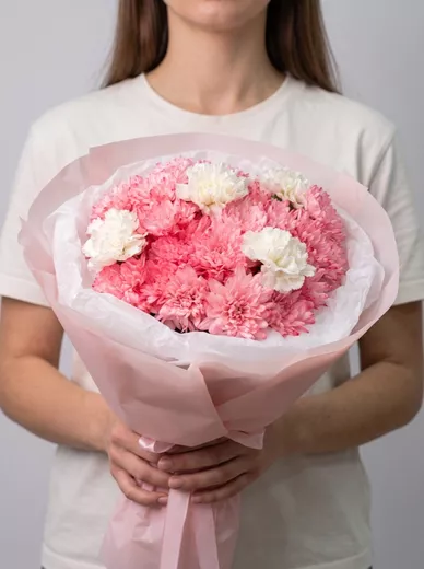 Сборный букет из 9 кустовых роз и 6 диантусов