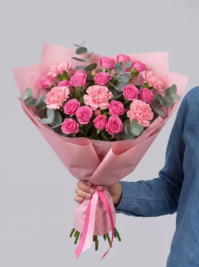 Сборный букет из 9 кустовых роз и 5 диантусов