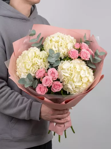 Сборный букет из 4 кустовых роз и 3 гортензий