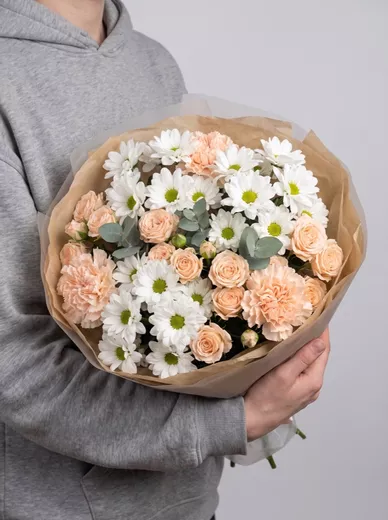 Сборный букет из 4 хризантем, 3 диантусов и 2 кустовых роз
