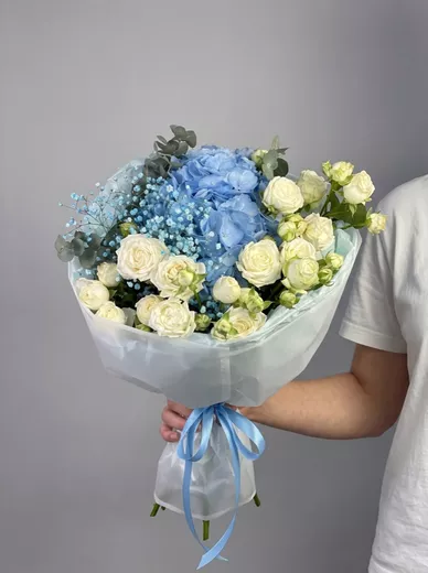Сборный букет из 3 кустовых роз и 1 гортензии