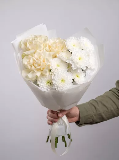 Сборный букет из 3 роз и 2 хризантем