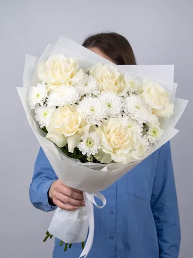 Сборный букет из 5 роз и 3 хризантем