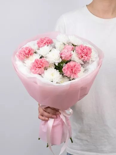 Сборный букет из 5 диантусов, 3 хризантем и 1 кустовой розы