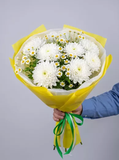 Сборный букет из 4 хризантем и 3 ромашек