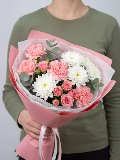 Сборный букет из 4 диантусов, 3 хризантем и 2 кустовых роз