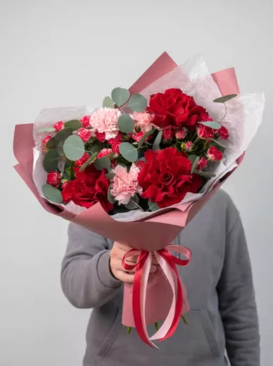 Сборный букет из 3 кустовых роз, 3 диантусов и 3 французских роз
