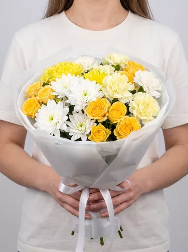 Сборный букет из 6 кустовых роз, 5 хризантем и 5 диантусов