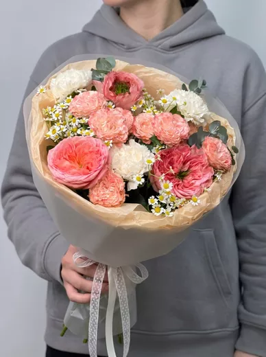 Сборный букет из 3 ромашек, 3 диантусов, 3 роз и 2 кустовых роз
