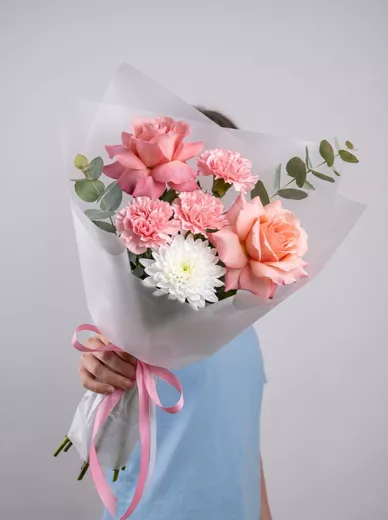 Сборный букет из 4 диантусов, 2 роз и 1 хризантемы
