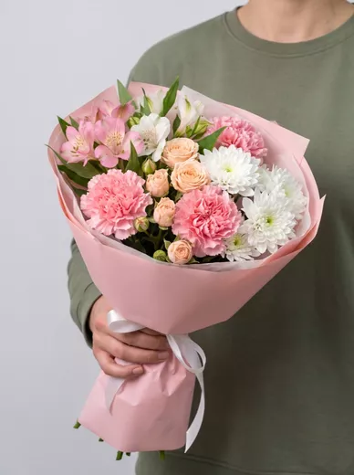 Сборный букет из 3 диантусов, 2 альстромерий, 1 кустовой розы и 1 хризантемы