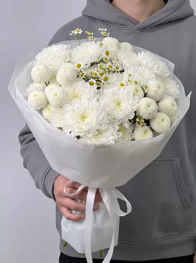 Сборный букет из 6 хризантем и 3 ромашек