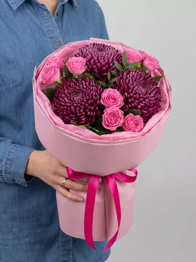 Сборный букет из 3 кустовых роз и 3 хризантем