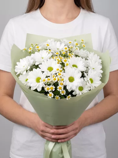 Сборный букет из 8 ромашек и 7 хризантем