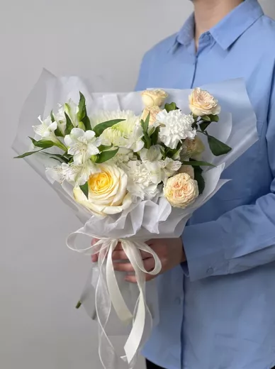 Сборный букет из 2 альстромерий, 2 диантусов, 1 кустовой розы, 1 хризантемы и 1 розы
